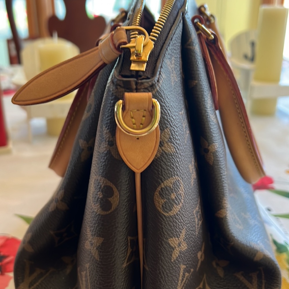 Louis Vuitton Rivoli hand bag only used a few. - Picture 4 of 9